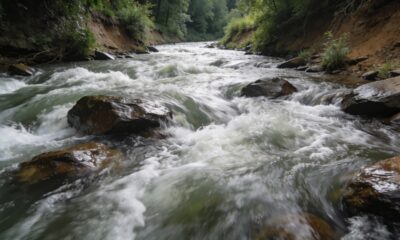O som da água muda conforme o rio sobe ou baixa e isso chama atenção de quem observa