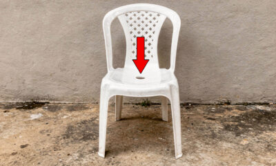 Para que serve o furo redondo no meio da cadeira de plástico?