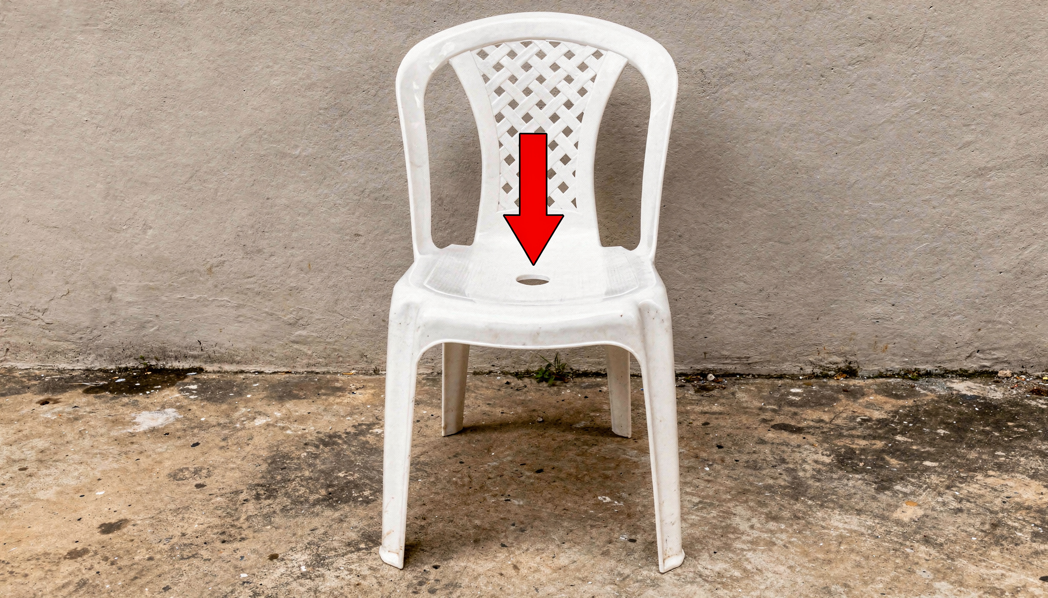 Para que serve o furo redondo no meio da cadeira de plástico?