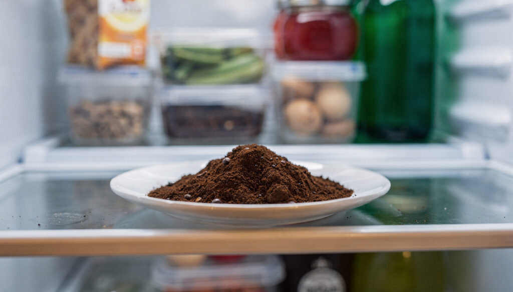 Uma colherada basta: é por isso que cada vez mais pessoas estão jogando borra de café no vaso sanitário