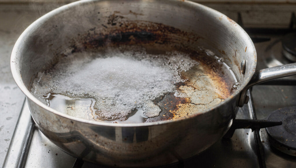 As louças da cozinha brilham como novas: como limpar panelas engorduradas sem usar produtos químicos, com um truque de restaurante