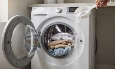 Colocar bicarbonato de sódio na máquina de lavar: para que serve e por que ajuda a soltar sujeira pesada