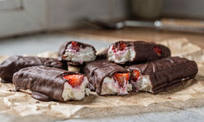 O "sorvete-bombom" de morango que fica absurdamente cremoso e crocante