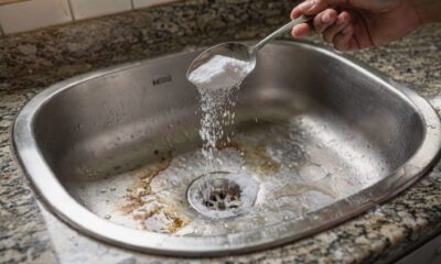 Passar bicarbonato no ralo da cozinha: para que serve esse truque e por que é recomendado