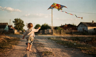 Soltar pipa e correr descalço na rua marcaram uma infância diferente
