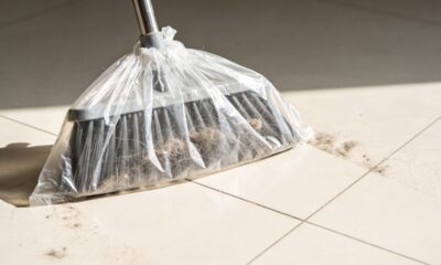 Colocar saco plástico na vassoura: para que serve e por que muita gente recomenda ao varrer