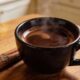 A combinação certa faz o café lembrar chocolate amargo e muda a experiência da bebida
