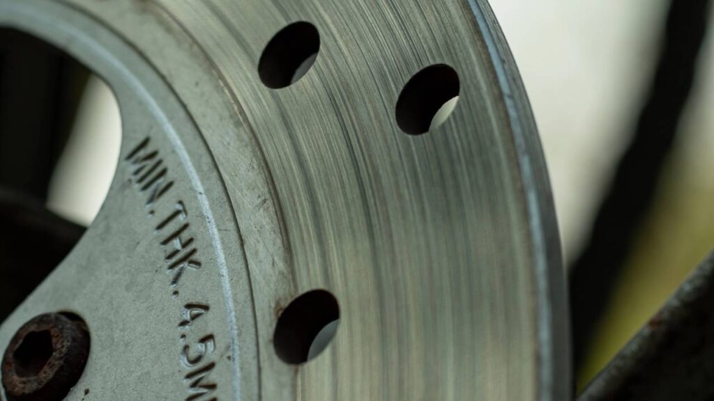 Por que o carro parece não parar com o freio ABS e o que fazer corretamente em uma emergência