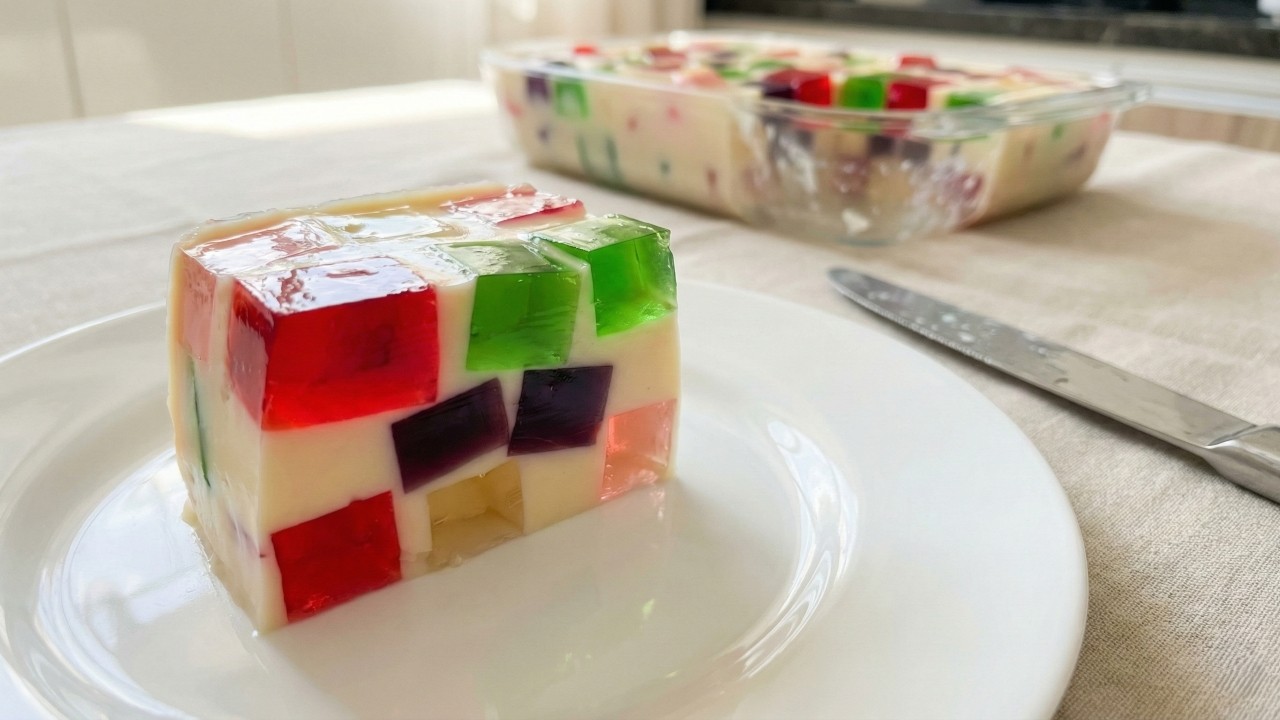 Com alguns sabores de gelatina e um creme básico, você cria uma sobremesa colorida que parece complicada, mas não é