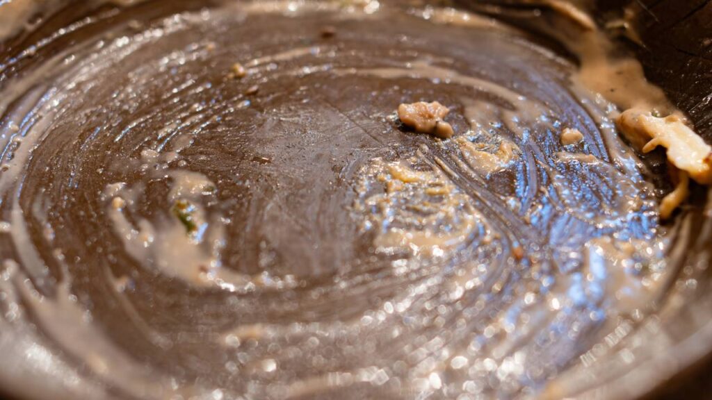 Essa mistura caseira com detergente ajuda a remover gordura pesada sem gastar com desengordurantes