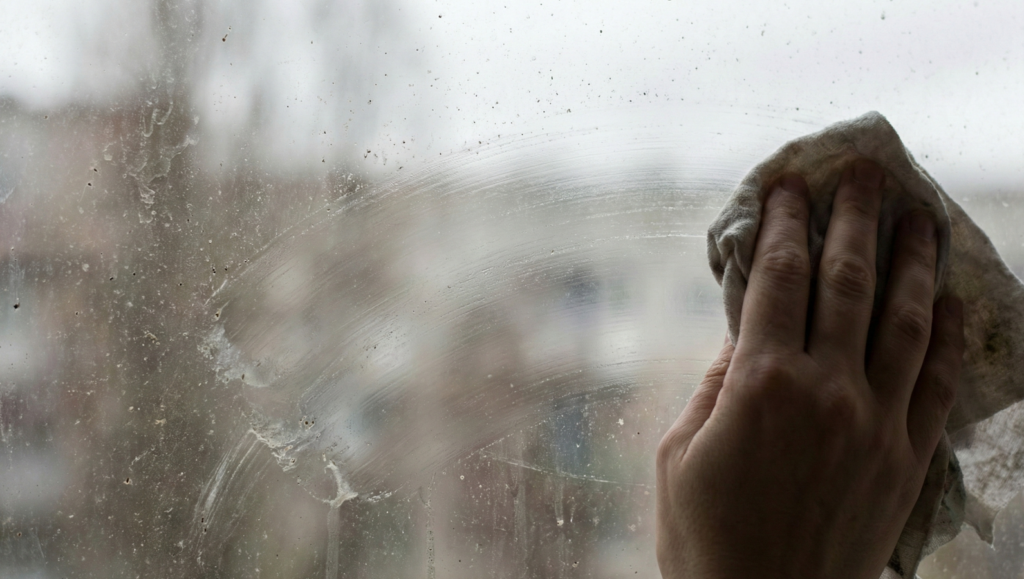 O truque simples com detergente que mantém as janelas limpas por muito mais tempo