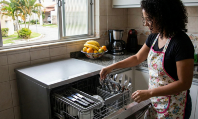 De que lado os talheres devem ficar ao colocar a louça para lavar?