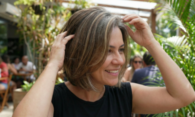 Esse penteado permite que seus cabelos grisalhos fiquem "camuflados"