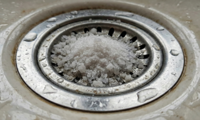 Sal no ralo pode sumir com aquele mau cheiro