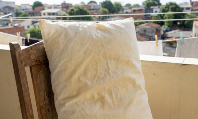 Como limpar travesseiro encardido e amarelado sem lavar e sem esfregar usando truques secos