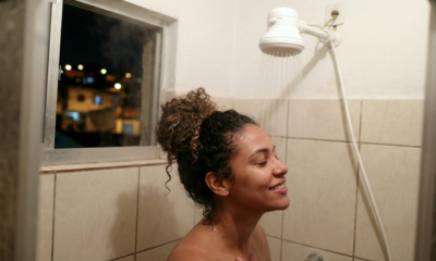 Tomar banho sempre à noite segundo a psicologia pode revelar muito sobre sua mente e seu jeito de viver