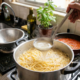 A água do macarrão pode ser o segredo dos seus molhos