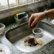 O que não jogar na pia para evitar entupimento e mau cheiro na cozinha