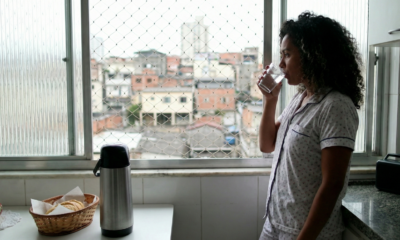 Beber água ao acordar melhora a manhã: só um copo no horário certo e a sensação de “neblina” diminui