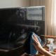 Como deixar a tela de TV impecável mesmo sem ter produtos caros e sem risco de danificar o anti-reflexo