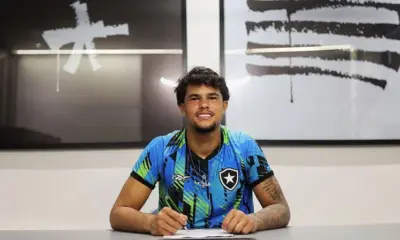 Botafogo assina primeiro contrato profissional de goleiro Bruninho Samudio: ‘Realização de sonho’