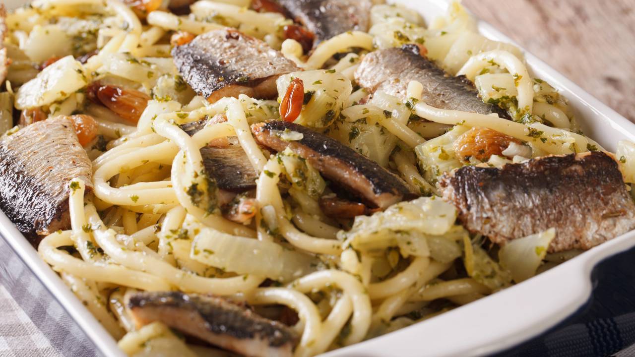 Macarrão com sardinha bem temperado que salva o almoço e ainda cabe no bolso