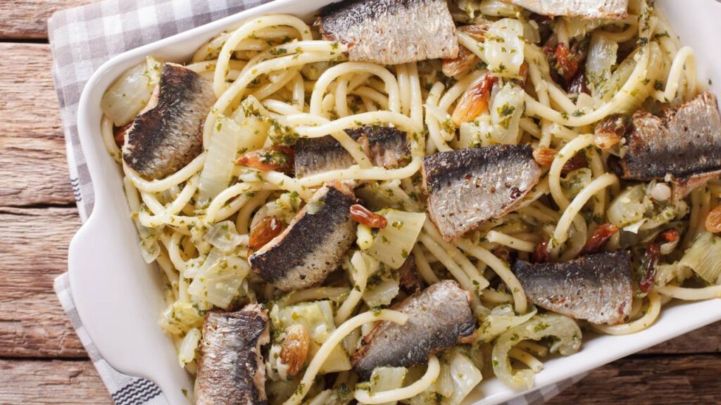 Macarrão com sardinha bem temperado que salva o almoço e ainda cabe no bolso