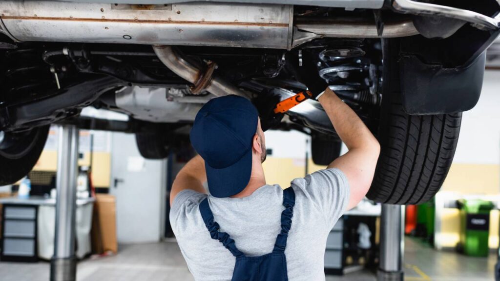 Aprenda a fazer a revisão do carro na garagem sem cometer erros caros