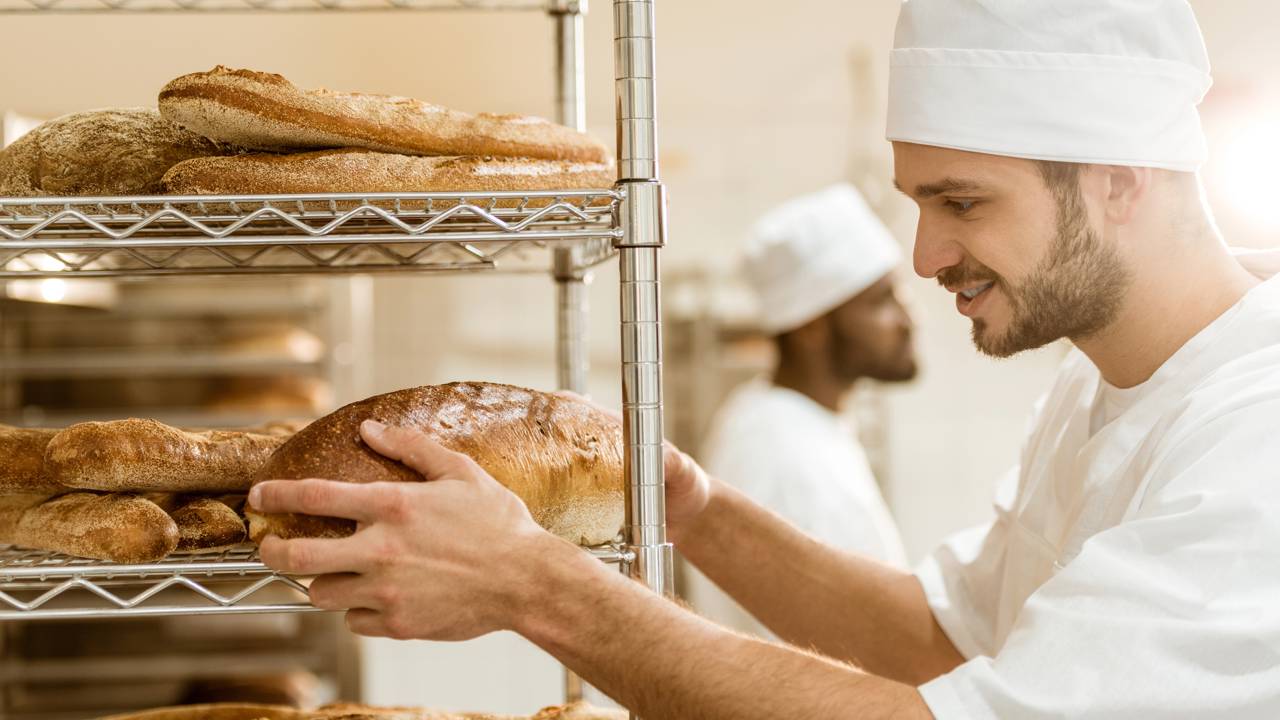 Jovem de 19 anos transforma padaria em referência regional e insipira milhares de jovens