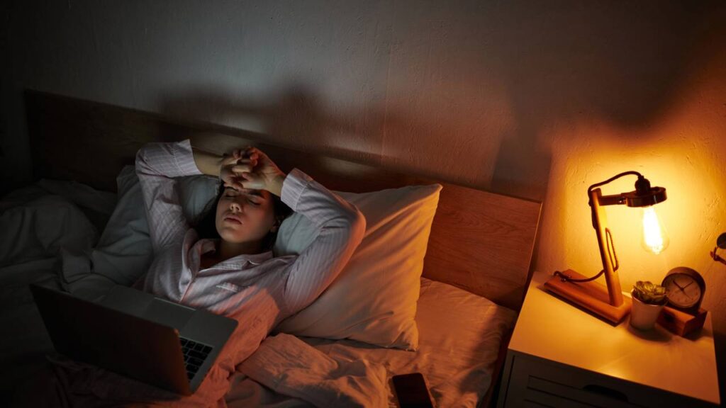 Dormir bem e ajustar h&aacute;bitos noturnos melhora energia e facilita acordar cedo