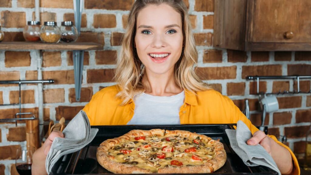 Pizza caseira de liquidificador que fica macia, saborosa e pronta sem complicação