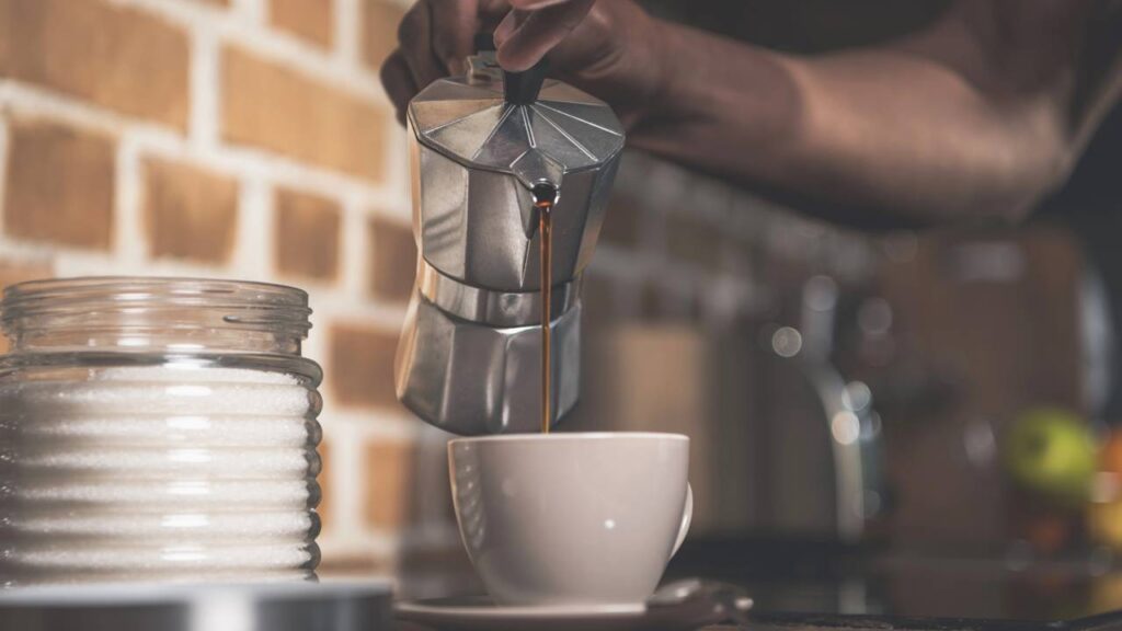 Atitudes pela manhã para economizar dinheiro que fazem diferença ao longo do mês