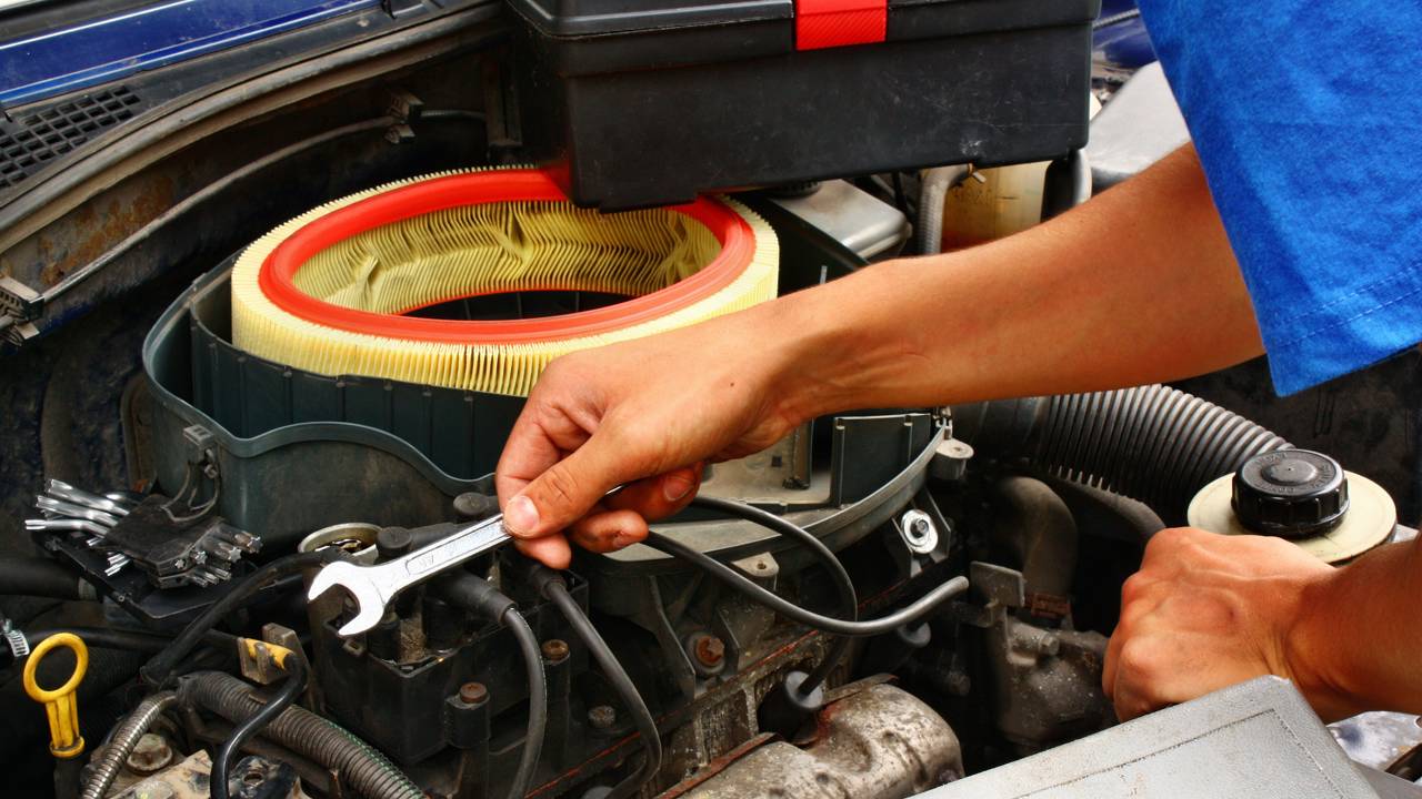 Aprenda a fazer a revisão do carro na garagem sem cometer erros caros