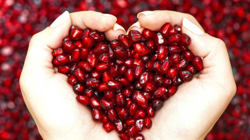 Benefícios da romã para a saúde e o que essa fruta poderosa pode fazer pelo seu corpo