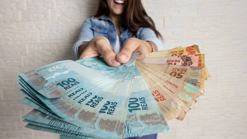 Abono salarial pode chegar a mais de R$ 1.600, veja a tabela e quem tem direito