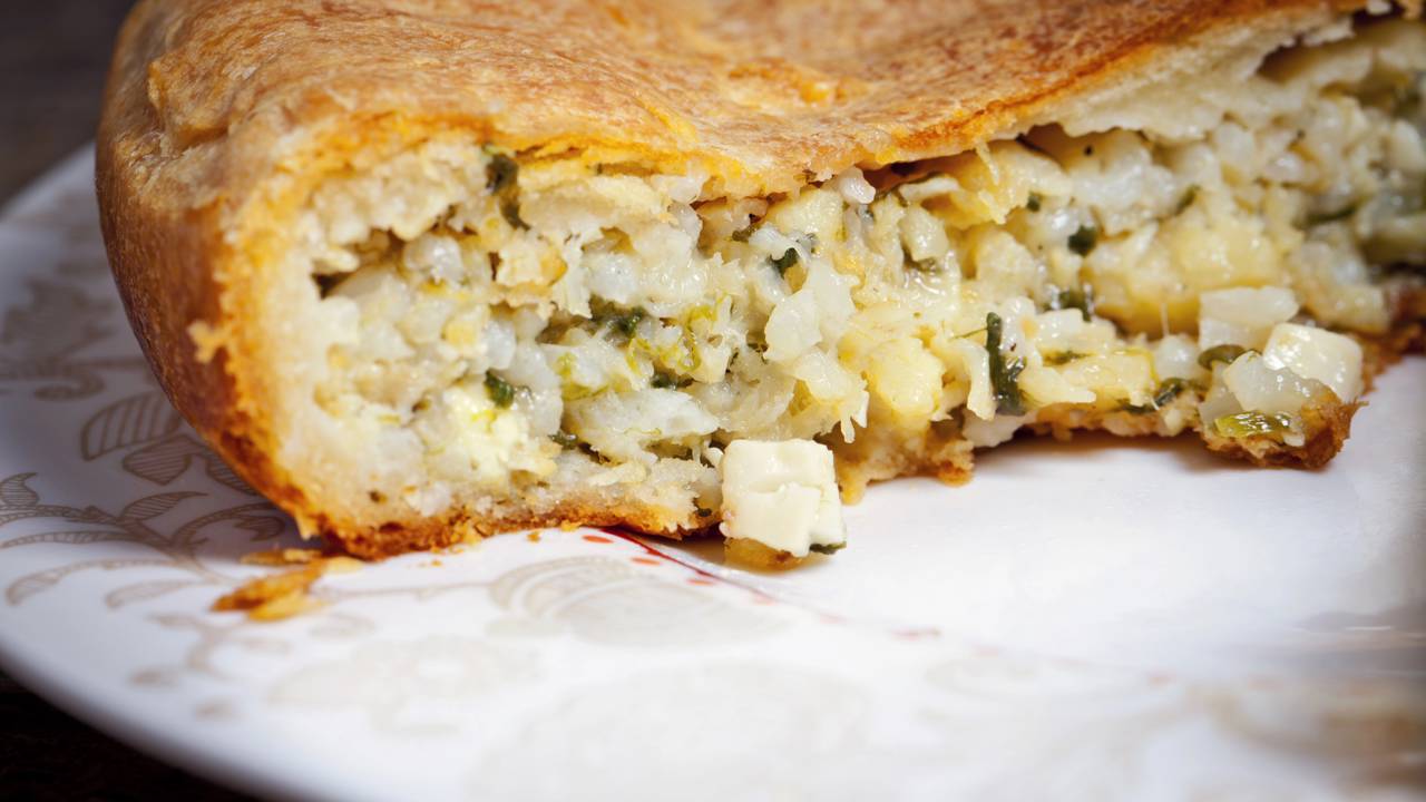 Basta misturar 3 ovos e batatas para preparar um salgado fácil que surpreende pelo sabor