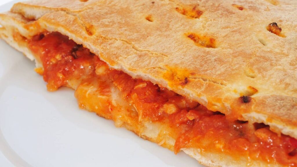 Basta misturar 3 ovos e batatas para preparar um salgado fácil que surpreende pelo sabor