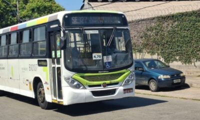 Ônibus branco e verde, linha 327, Marcopolo. Exibe fare 4,70, placa KXB-6156. Carro azul atrás.
