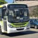 Ônibus branco e verde, linha 327, Marcopolo. Exibe fare 4,70, placa KXB-6156. Carro azul atrás.