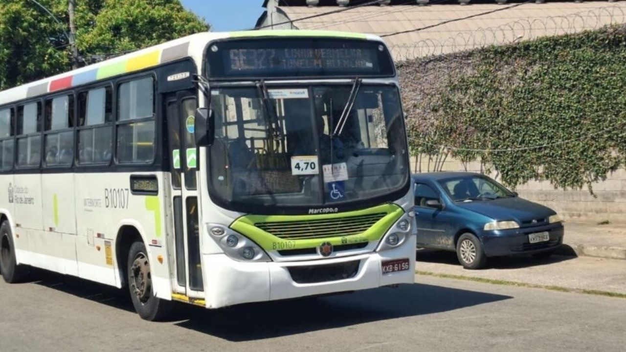 Ônibus branco e verde, linha 327, Marcopolo. Exibe fare 4,70, placa KXB-6156. Carro azul atrás.