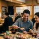 Casal sorridente come sushi e sashimi em restaurante japonês com chef no balcão.