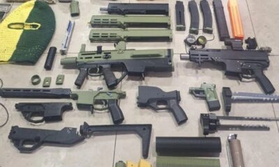 Armas, peças de armas de fogo (muitas em polímero), e uma balaclava.