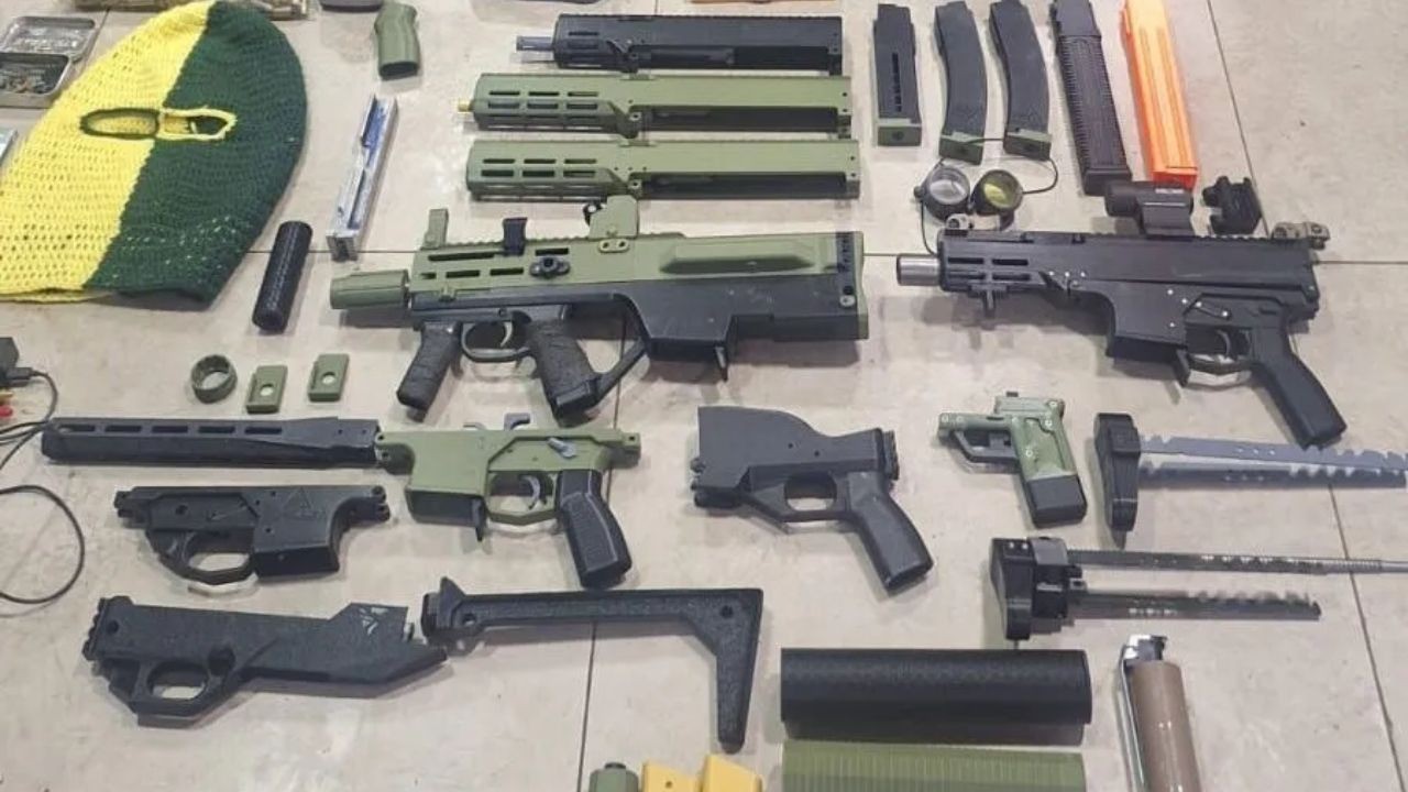 Armas, peças de armas de fogo (muitas em polímero), e uma balaclava.