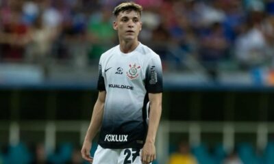 Jogador Breno Bidon em campo, vestindo a camisa branca e preta do Corinthians.