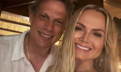 Selfie de Eliana e Adriano Ricco sorrindo, ele de camisa branca, ela com cabelos loiros.