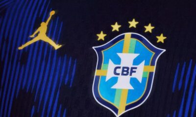 Camisa azul da seleção brasileira, com logo Jordan dourado e escudo CBF com cinco estrelas.