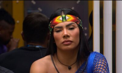 Marciele Albuquerque, com tiara de miçangas coloridas, expressão séria, na casa do BBB 26.