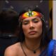 Marciele Albuquerque, com tiara de miçangas coloridas, expressão séria, na casa do BBB 26.