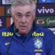 Carlo Ancelotti, técnico da Seleção Brasileira, fala ao microfone em coletiva de imprensa.