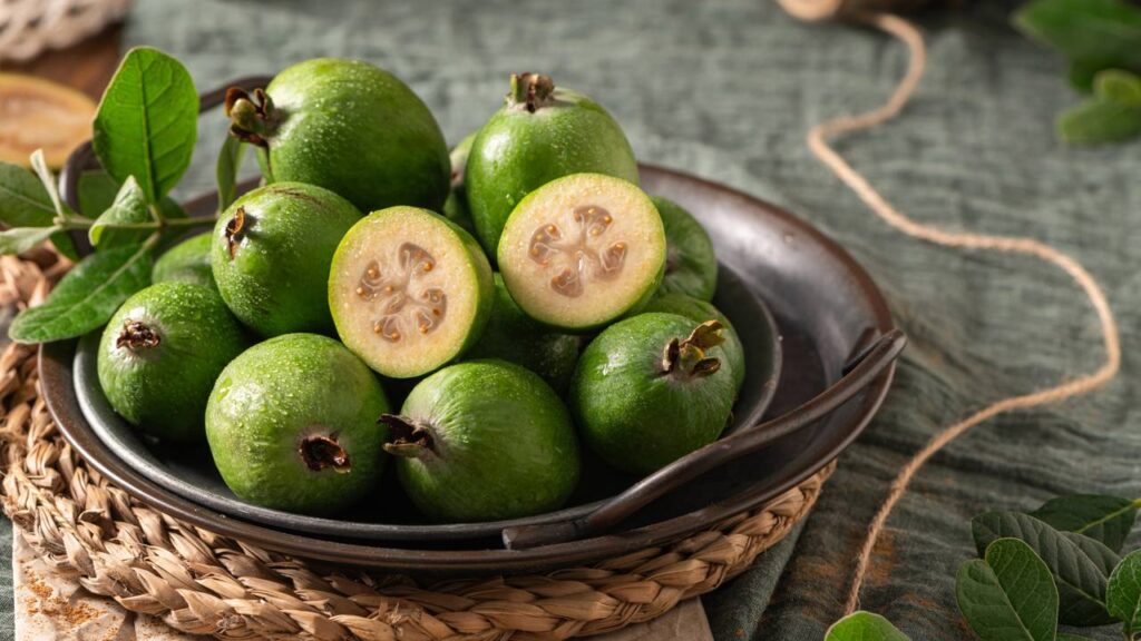 Essa fruta que parece manga com maracujá surpreende pelo sabor e ainda cresce fácil no quintal